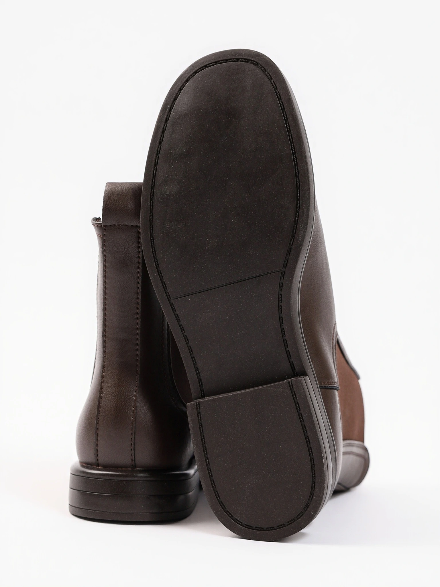 Ботинки-челси коричневого цвета на низком каблуке